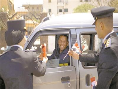 عيد الفطر 2024| الشرطة تشارك المواطنين فرحة العيد بتوزيع الهدايا