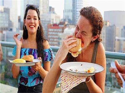أسباب الرغبة الشديدة في تناول الطعام لدى النساء.. دراسة تكشف