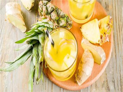 لتنظيف الأمعاء.. 6 فوائد لشرب عصير الأناناس والزنجبيل 