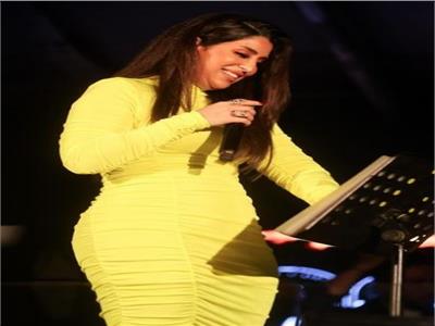بفستان أصفر قصير.. آيتن عامر في أول حفل غنائي لها | صور