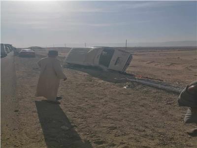إصابة 5 أشخاص في انقلاب سيارة ميكروباص بـ «صحراوي قنا»