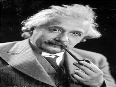 اليوم.. ذكرى وفاة ألبرت أينشتاين عبقري الفيزياء صاحب أشهر «غليون»