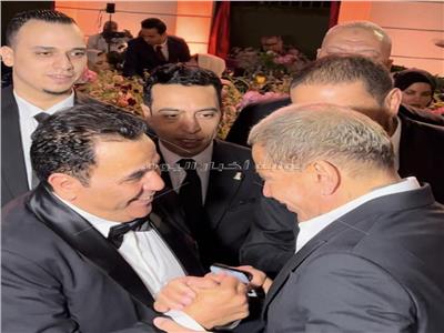 وصول عمرو دياب لـ حفل زفاف نجل محمد فؤاد