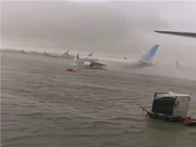 رئيس طيران الإمارات: عودة الرحلات بعد إلغاء 400 رحلة بسبب سوء الأحوال الجوية