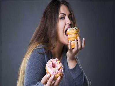 دراسة: الوحدة سبب الرغبة الشديدة في تناول السكر