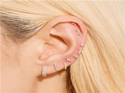 يسبب ندبات البشرة.. أضرار «البيرسينج» على الأذن 