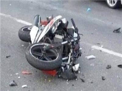 إصابة 3 شباب في انقلاب دراجة بخارية بقنا 