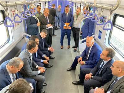 وزير النقل والسفير الفرنسي يستقلان قطارات الخط الثالث للمترو 
