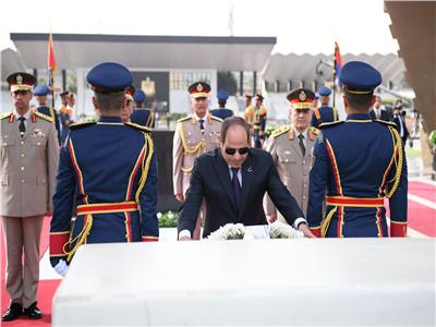ذكرى تحرير سيناء.. الرئيس السيسي يضع إكليلا من الزهور على قبر السادات| فيديو 