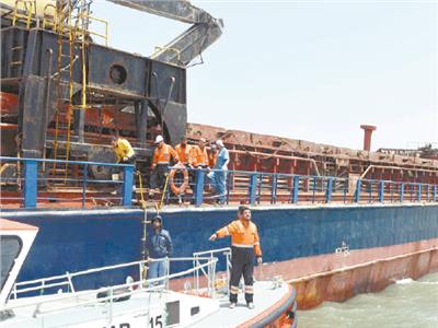 إنقاذ سفينة تنزانية من الغرق قبل عبور القناة 