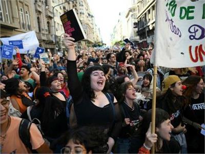 «لوفيجارو»: مئات الآلاف من الأرجنتينيين يتظاهرون للدفاع عن التعليم الجامعي المجاني