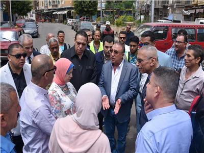 محافظ الإسكندرية يتفقد أعمال رصف ورفع كفاءة الطرق بالمنشية والجمرك