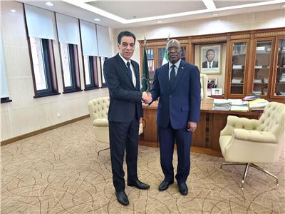 سفير مصر بمالابو يلتقي وزير خارجية غينيا الاستوائية لتعزيز التعاون المشترك 