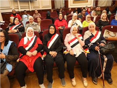  تكريم الحاصلين على المراكز الأولى في المسابقة الدينية بالقاهرة        