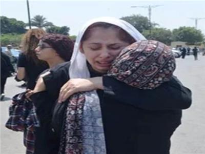 انهيار الفنانة ريم أحمد أثناء تشييع جثمان والدتها| صور