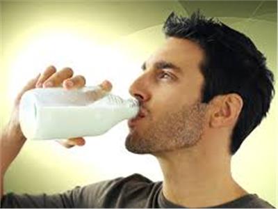 هل يؤثر شرب الحليب على التهاب المفاصل؟ الحقائق والتحذيرات