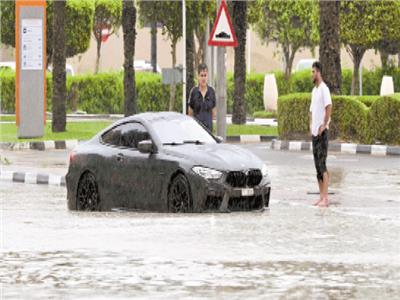الأمطار تغلق مدارس وشركات فى الإمارات والسعودية