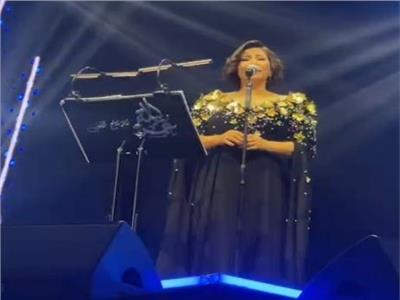 إطلالة شيرين عبد الوهاب في حفل الكويت | فيديو