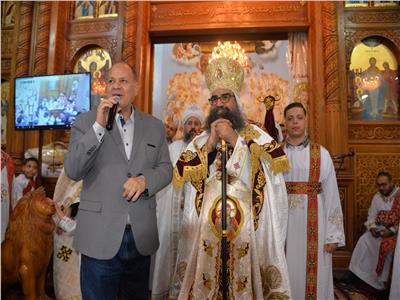 محافظ أسيوط يشهد قداس عيد القيامة المجيد بمطرانية الاقباط الأرثوذكس 