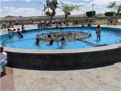 بالفيديو| أطفال يحوّلون النافورات إلى حمامات سباحة في احتفالية عيد شم النسيم