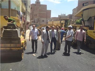 محافظ المنيا يتابع أعمال الرصف ورفع كفاءة الطرق بالوحدات المحلية 