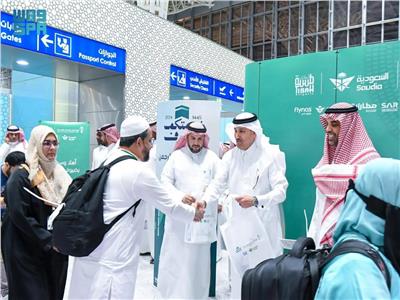السعودية تستقبل أولى رحلات الحجاج هذا العام بالمدينة المنورة
