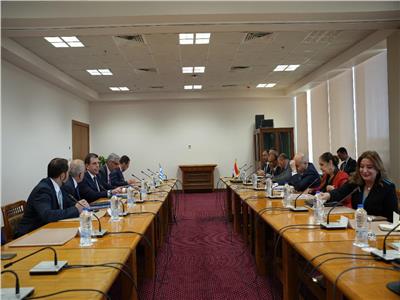 وزارة الخارجية تستضيف جلسة مباحثات موسعة مع وزير الهجرة واللجوء اليوناني