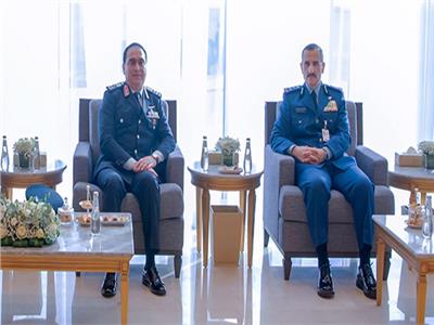 قائد القوات الجوية يلتقي نظيره السعودي