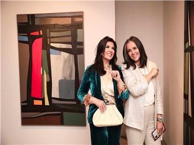 منى الشاذلي تحتفل بافتتاح معرض شقيقتها الفنانة التشكيلية مروى| صور