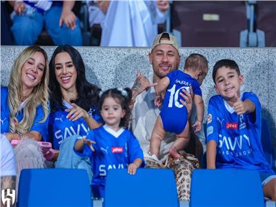 شاهد أصغر مشجعة| نيمار يحتفل بتتويج الهلال بلقب الدوري السعودي رفقة عائلته
