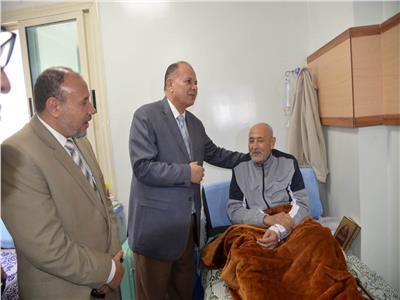 محافظ أسيوط يزور مصابي غزة بفرع مستشفى جامعة الأزهر