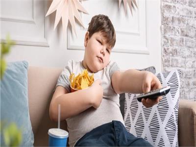 الشاشات والهواتف أهم أسباب السمنة المفرطة عند الأطفال 