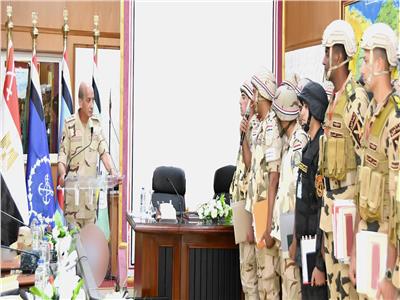 القائد العام للقوات المسلحة يشهد المرحلة الرئيسية لمشروع مراكز القيادة  