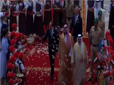الشعب البحريني يلقي الورود على الزعماء العرب قبل انطلاق القمة العربية