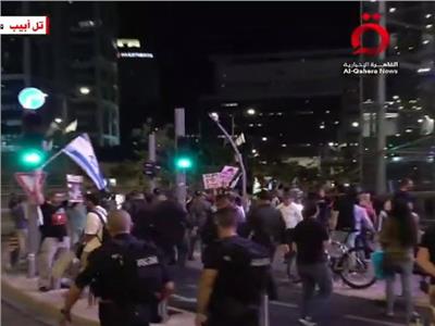 الشرطة الإسرائيلية تتصدى لمظاهرة في تل أبيب تطالب بإجراء انتخابات مبكرة