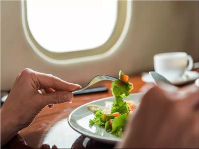 قبل السفر في العطلات.. أطعمة ممنوعة على متن الطائرات