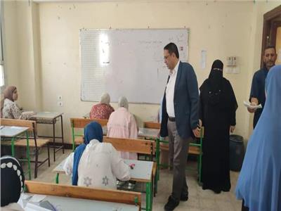 صور| وكيل «تعليم الغربية» يتفقد سير امتحانات الشهادة الإعدادية بقطور