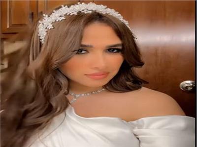 ياسمين عبد العزيز بفستان وتاج أبيض| تفاصيل 