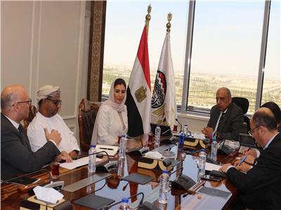 وزير قطاع الأعمال العام يستقبل وفدًا من غرفة تجارة وصناعة سلطنة عمان