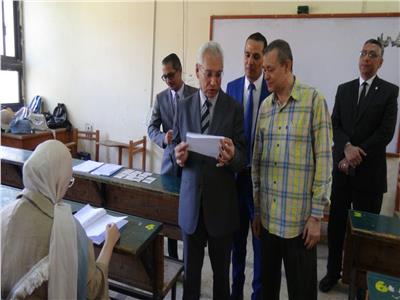 رئيس جامعة المنيا يتفقد امتحانات كليات التمريض ودار العلوم والتربية 