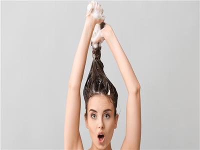 6 أخطاء شائعة تتلف شعرك 