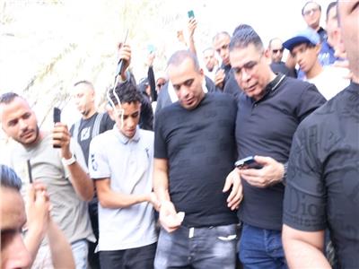 الحزن يسيطر على محمود الليثي أثناء صلاة الجنازة على والدته بمسجد الحصري