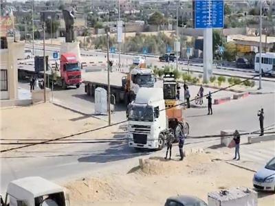 180 شاحنة مساعدات تخترق حصار غزة عبر معبر كرم أبو سالم
