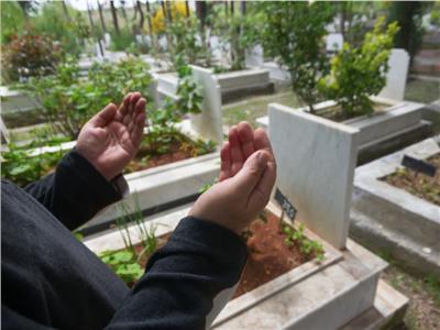 حكم الوقوف عند قبر الميت بعد الدفن للدعاء والاستغفار