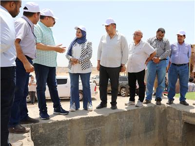 محافظ أسوان يعطى إشارة البدء في تشغيل أكبر مشروع للصرف الصحي بقرية الكاجوج