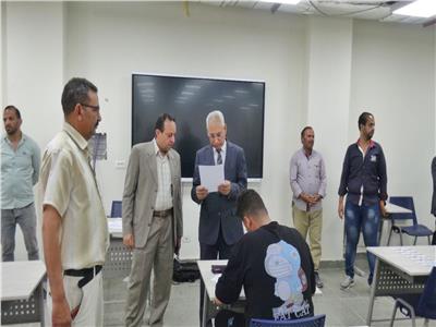  رئيس جامعة المنيا يتفقد لجان امتحانات برنامج هندسة الميكاترونيات