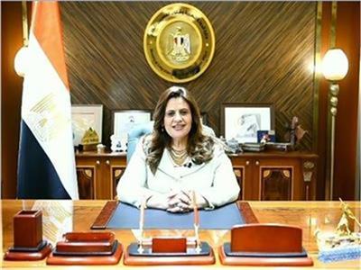 وزيرة الهجرة تطمئن على المصري المصاب بحريق عقار الكويت