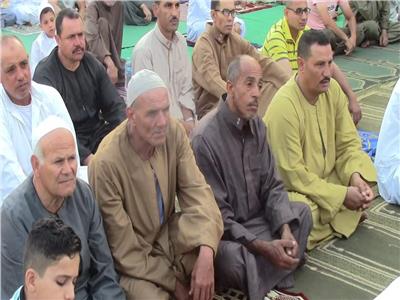 "جلباب المنايفة".. جمع الأجداد والأحفاد في صلاة عيد بالمساجد والساحات