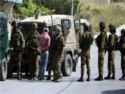 قوات الاحتلال تعتقل 3 مواطنين جنوب بيت لحم بالضفة الغربية