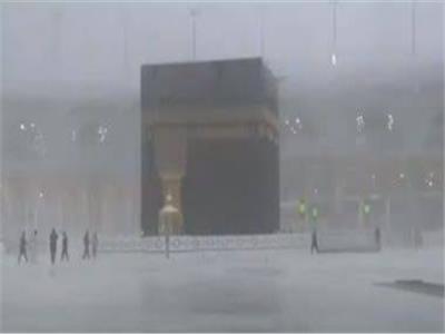 أمطار غزيرة على مكة على الرغم من حرارة الجو